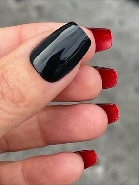 Red Aspen Black Shiny Coffin Press-On Nails - Two-Tone Accent